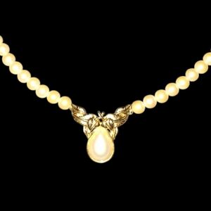 Choker teardrop goldtone leaf faux Pearl 16in necklace folding clasp
